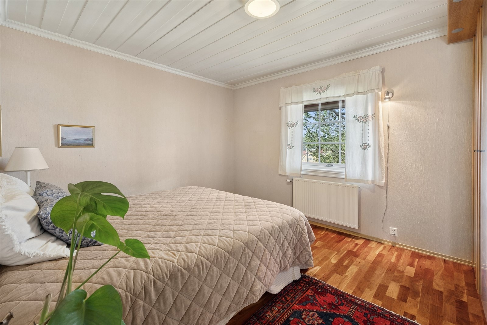 Soverommene er beliggende i første etasje, og har god plass til seng med tilhørende møblement. Galleribilde