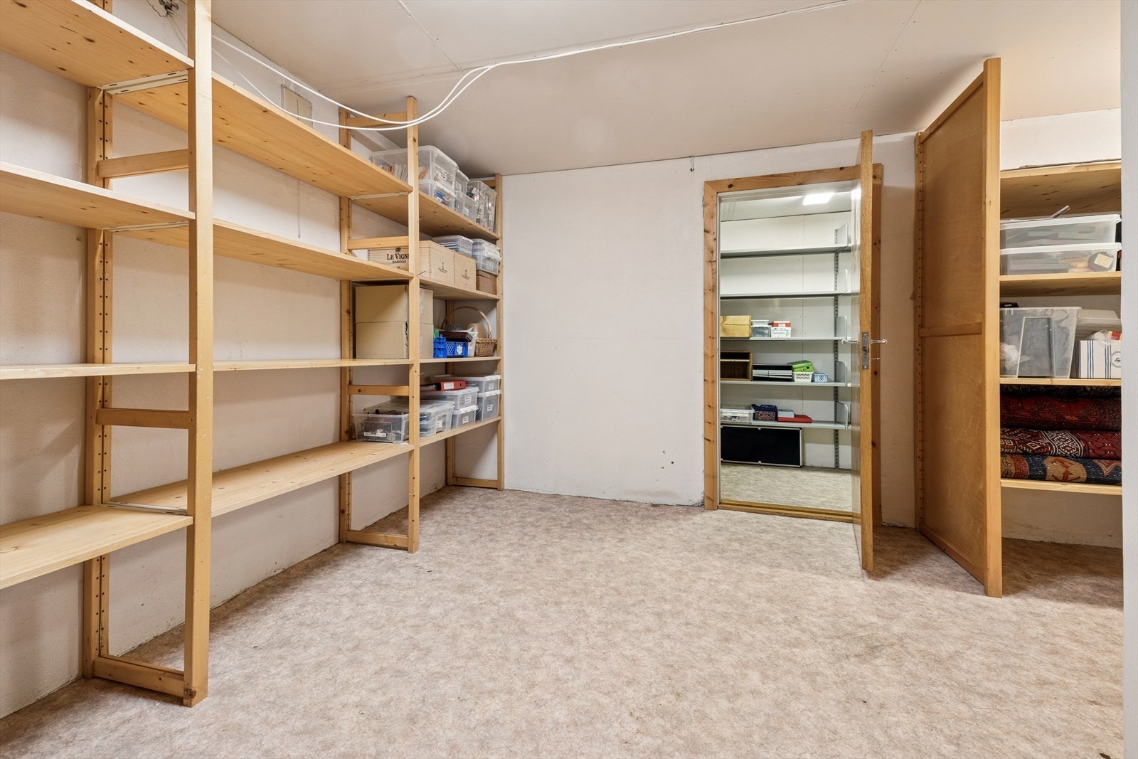 I boligens kjelleretasje finner du flere boder med meget god plass til oppbevaring. Galleribilde