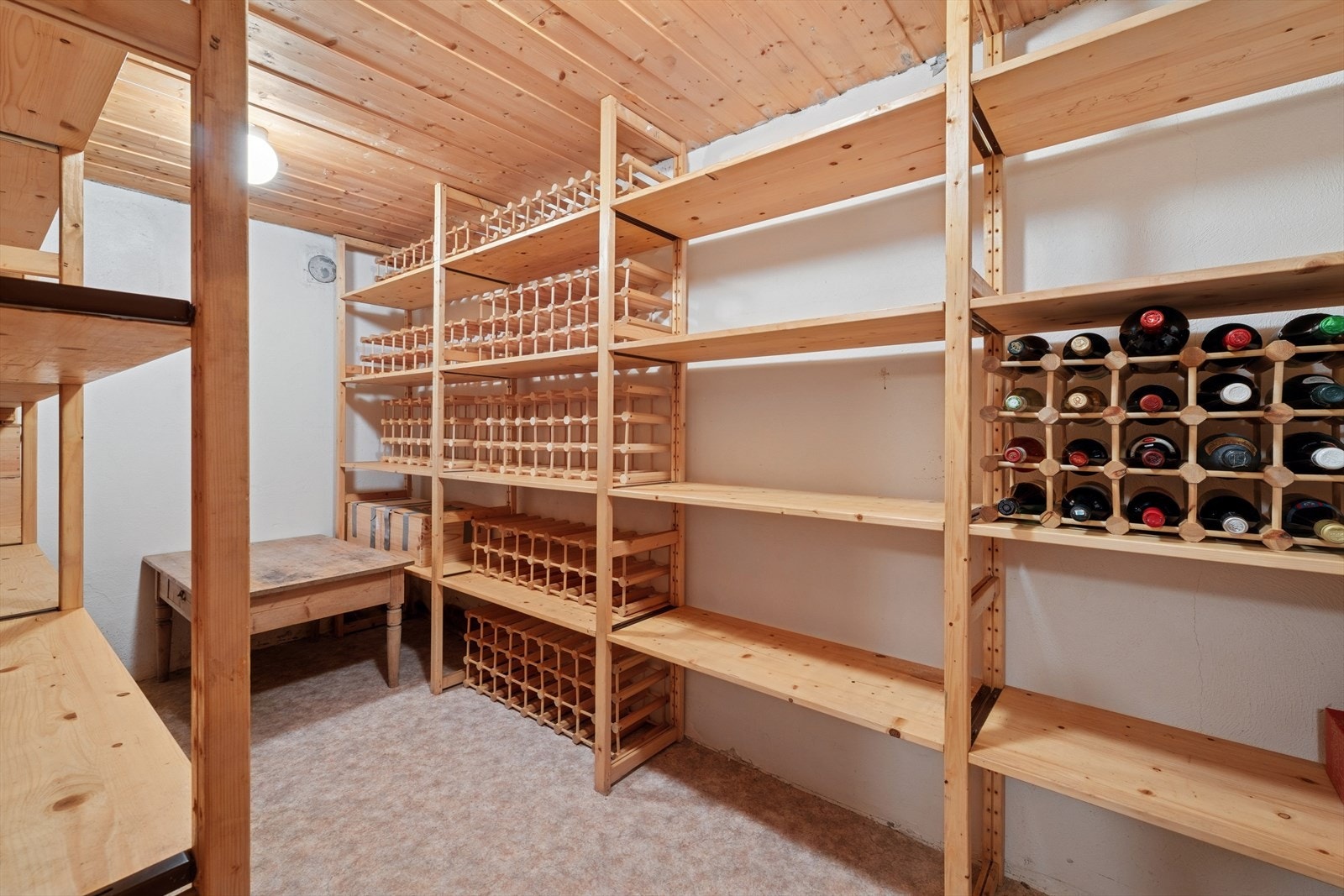 Boligen har eget rom som er godkjent som vinkjeller. Dette rommet er gjort større enn det som fremkommer på tegninger, se pkt. ferdigattest for mer informasjon. Galleribilde