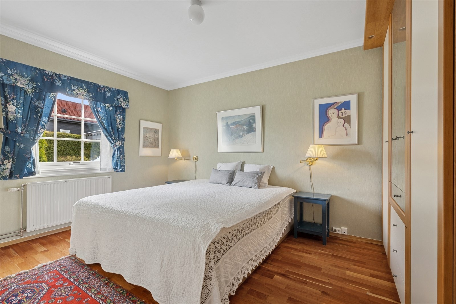 Videre byr boligen på tre soverom. Galleribilde