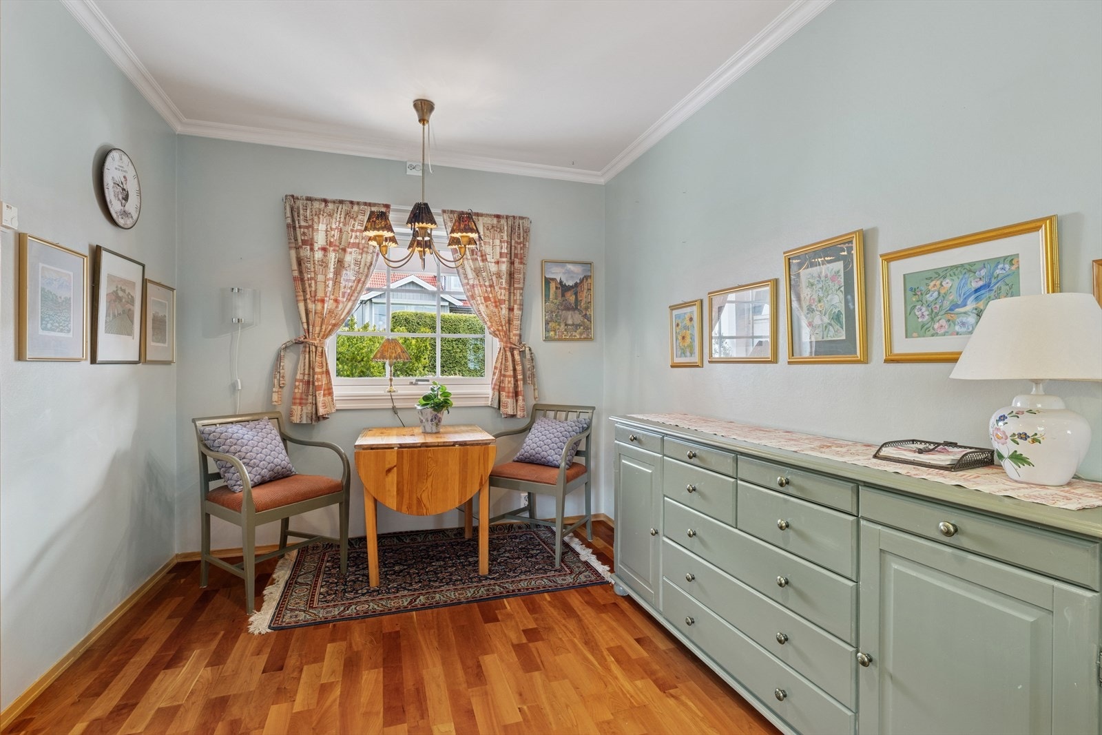 På kjøkkenet er det også plass til spisebord, hvor gode måltider kan nytes. Galleribilde