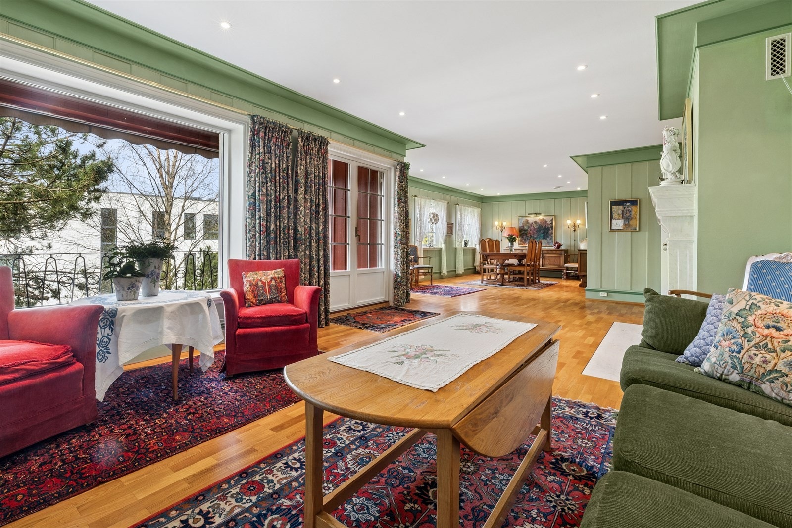 Boligen holder en gjennomgående standard med varierende vedlikehold på overflater og innredning med gjennomgående normalt bruks-, og aldringsslitasje, alder tatt i betraktning. Galleribilde