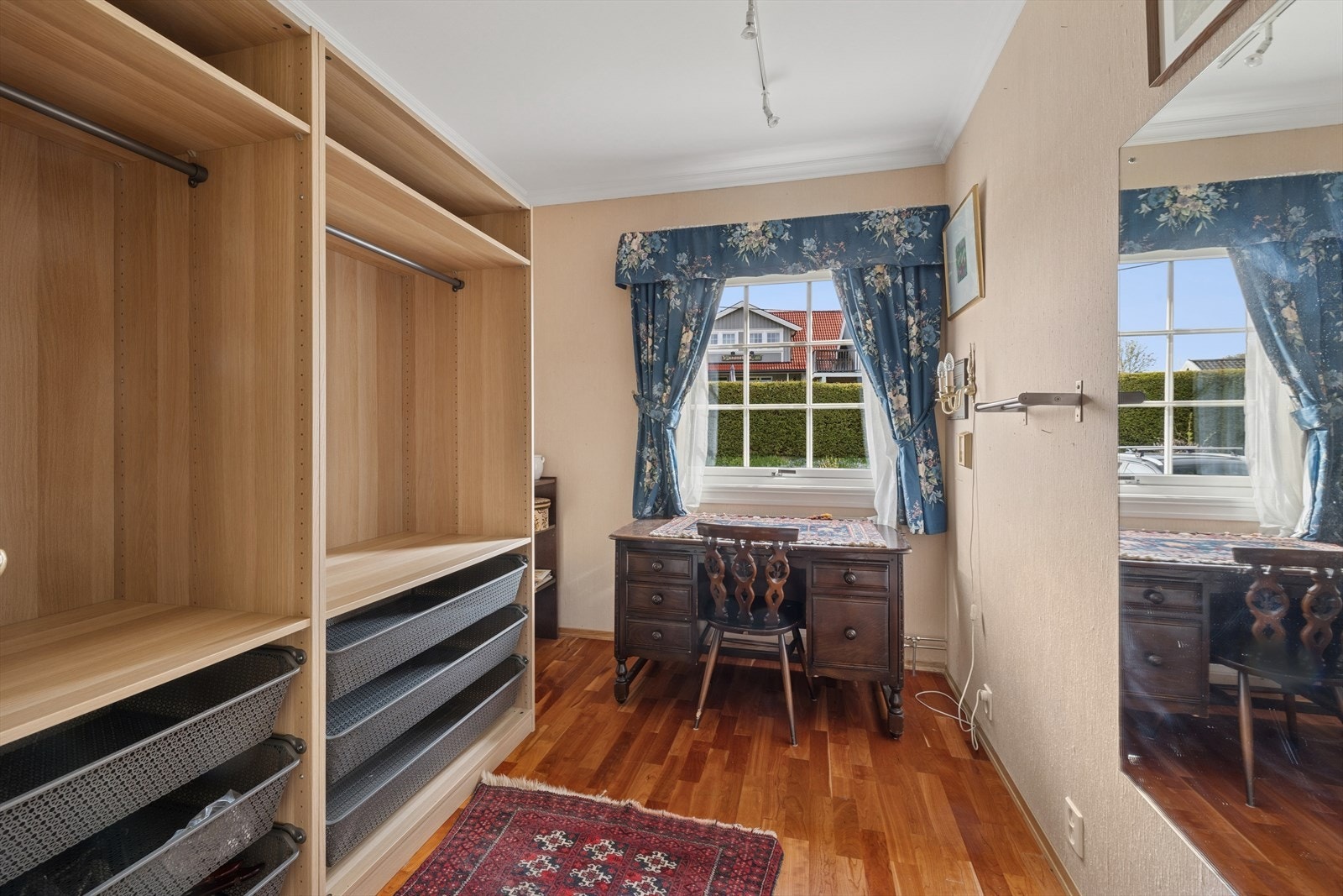 Dette rommet er opprinnelig godkjent som omkledningsrom, men benyttes i dag som kontor. Galleribilde