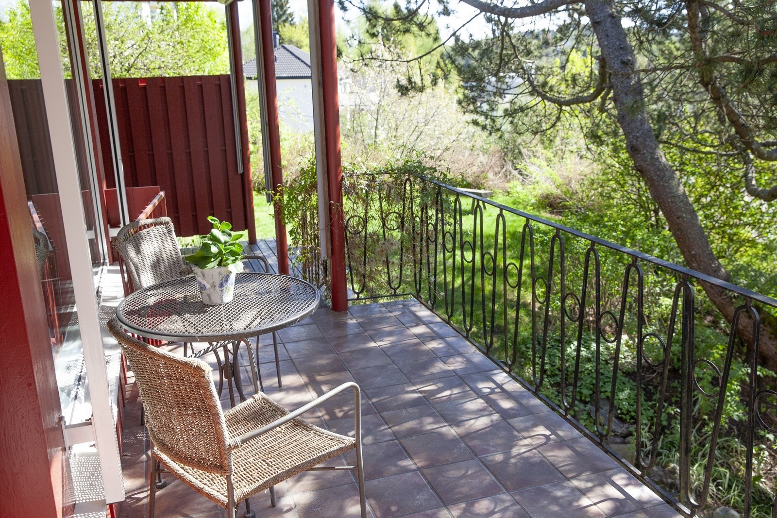 Fra stuen er det utgang til terrasse og hagen. Galleribilde