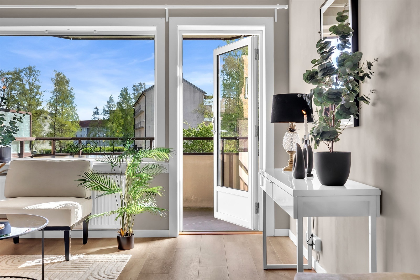 Hyggelig utsyn mot fellesområdet og hage. Galleribilde