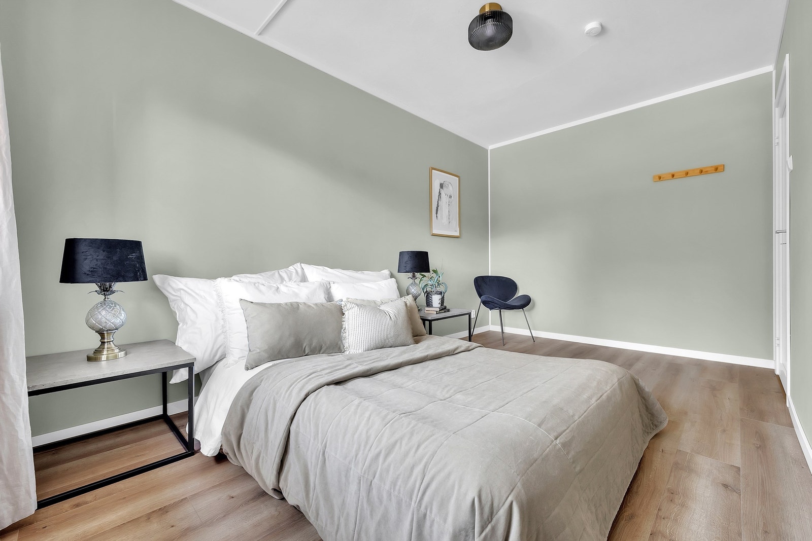 Leilighetens soverom er malt i en lekker grønn tone, og har god plass til ønskede møblement. Galleribilde