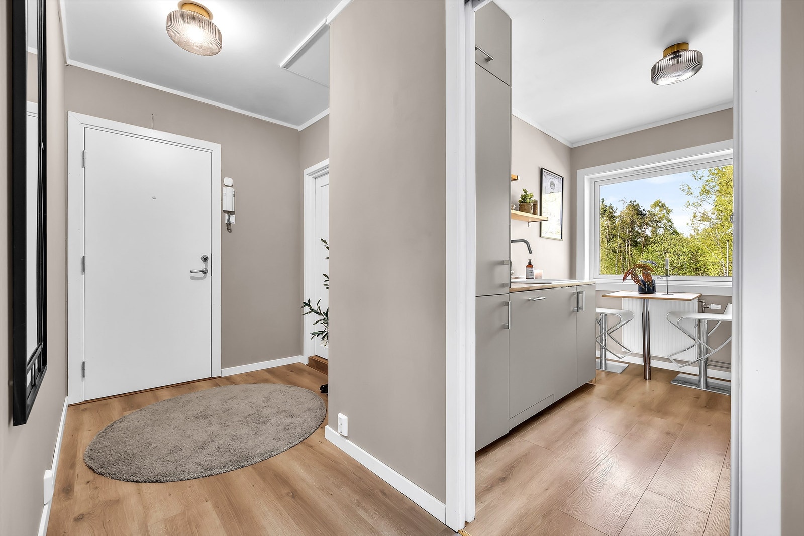 Innbydende gang med lyse overflater. Galleribilde