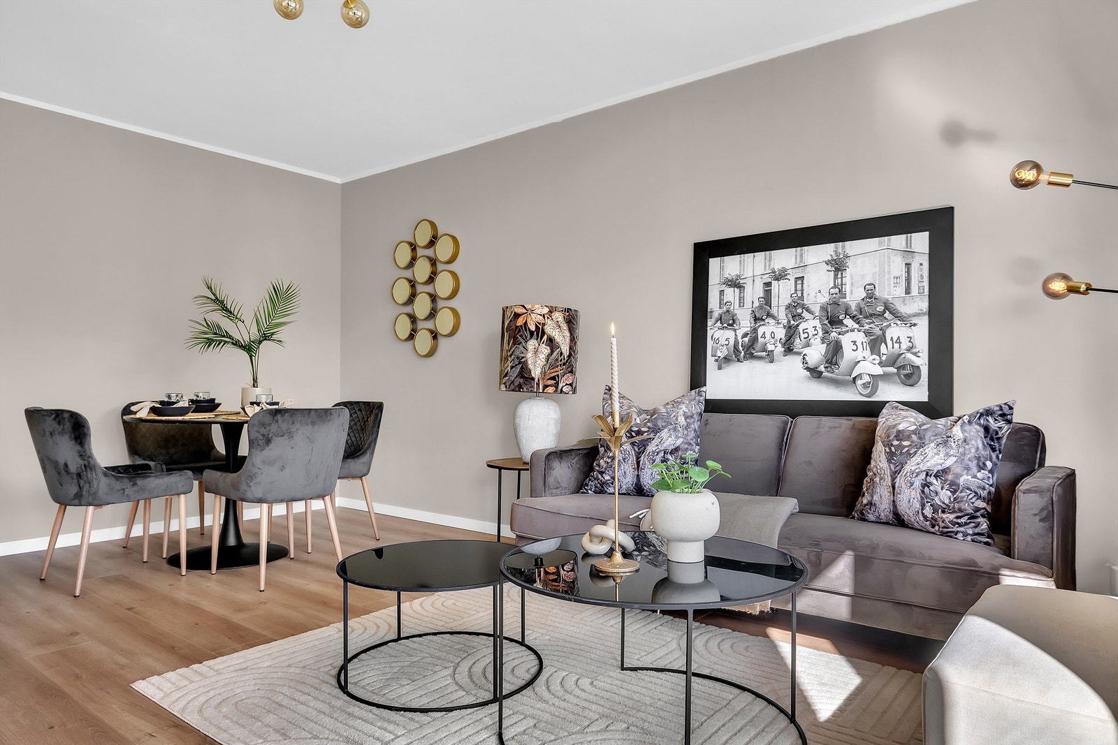 Stuen er romslig og har gode møbleringsmuligheter. Galleribilde