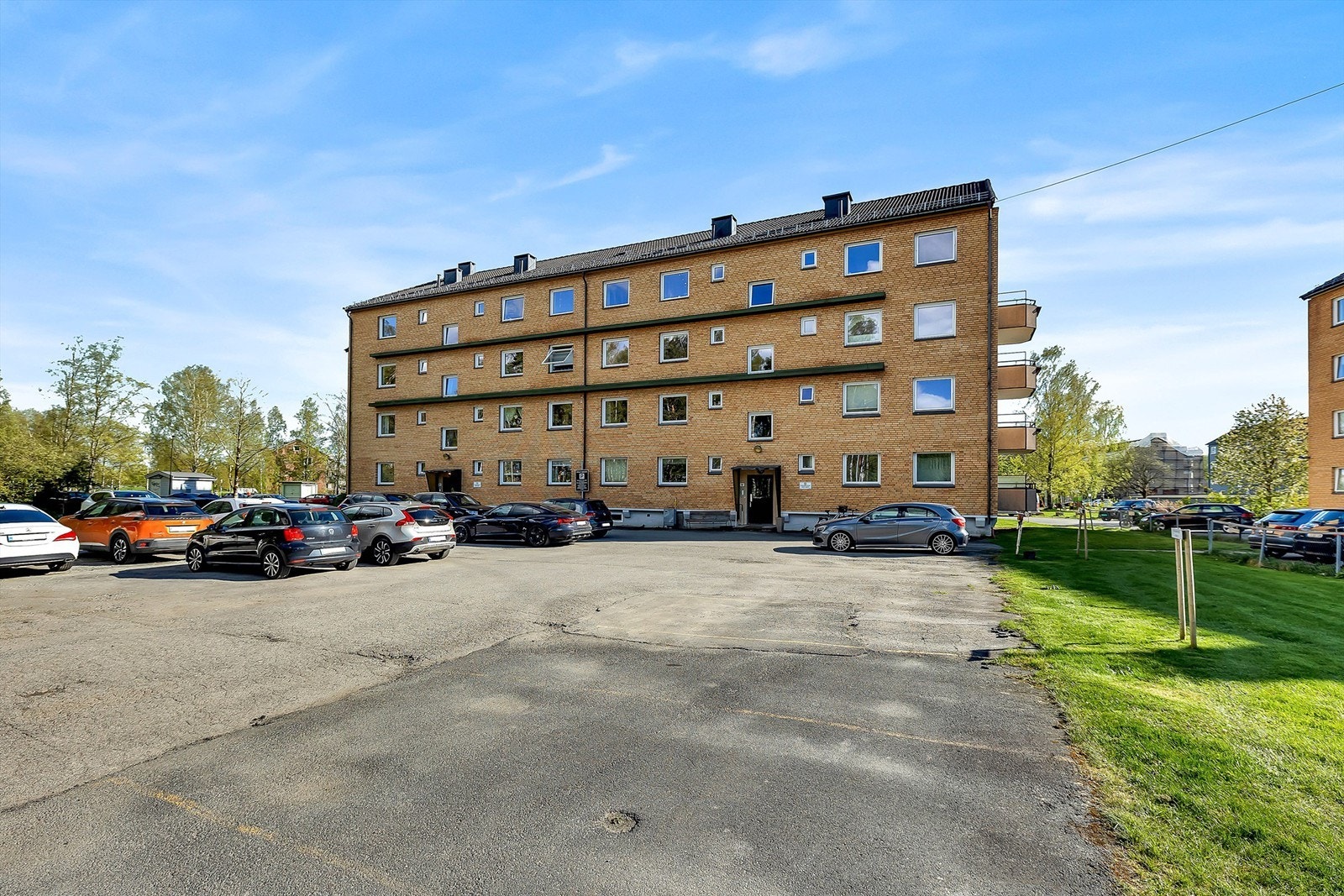 Fasade. Leiligheten disponerer parkeringsplass ute på åpen plass. Galleribilde