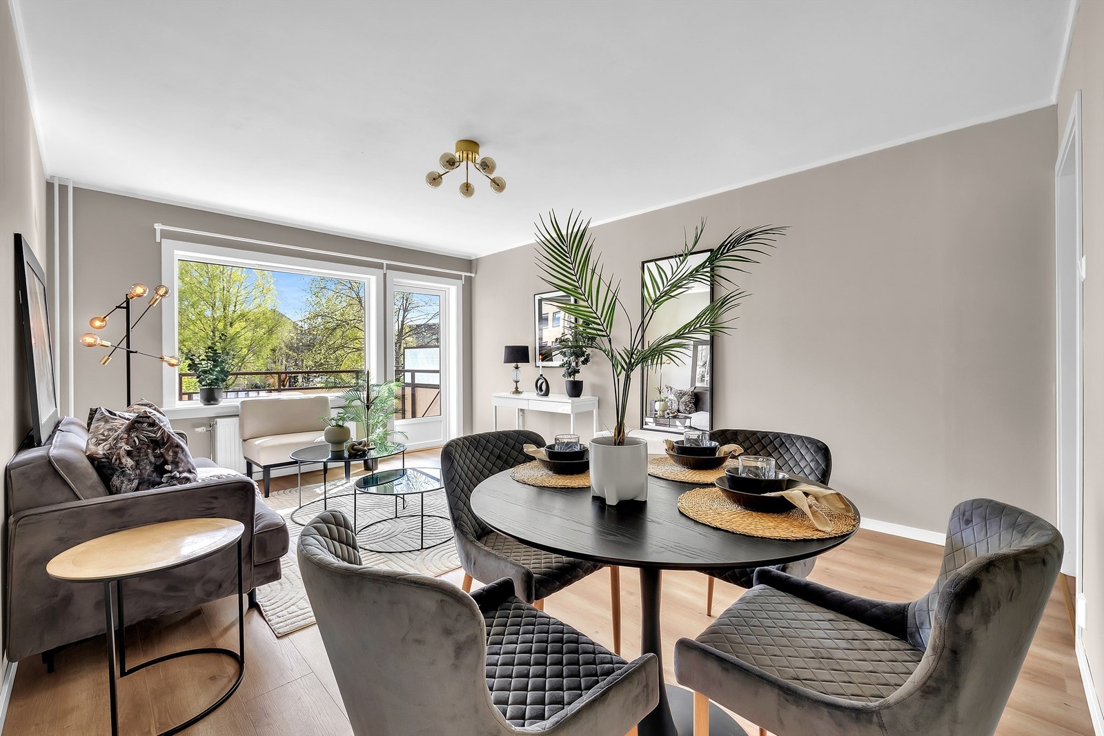 Utgang fra stue til balkong med gode solforhold. Galleribilde