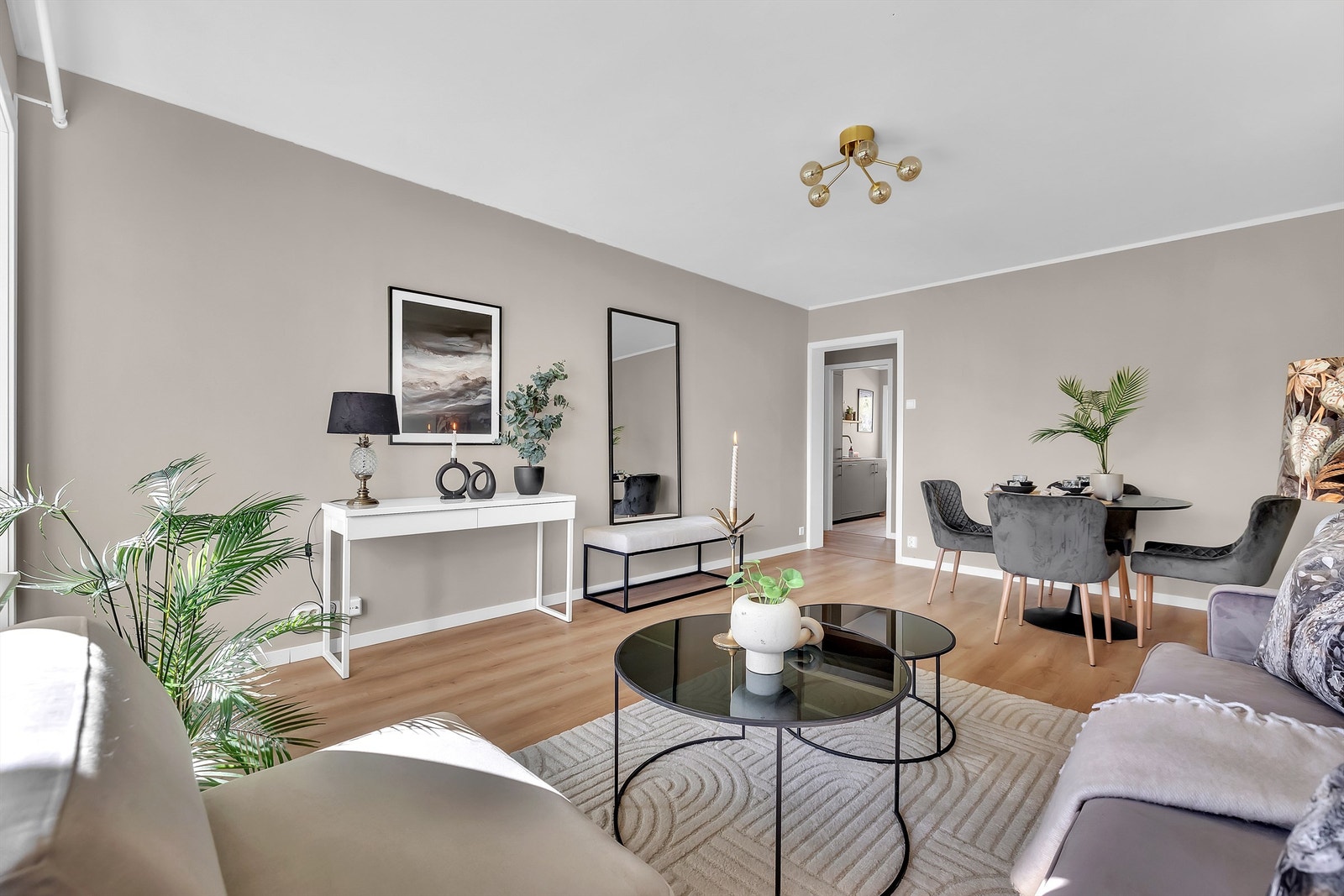 Leiligheten er gjennomgående lys og innbydende. Galleribilde