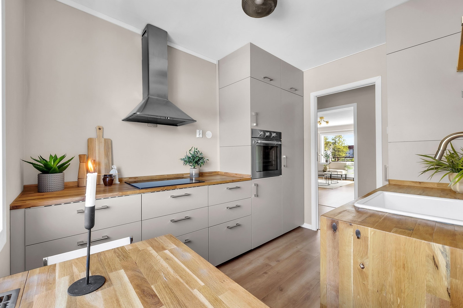 Leiligheten gikk gjennom en totalrenovering i 23/24 og fremstår tidsriktig, lekker og moderne. Galleribilde