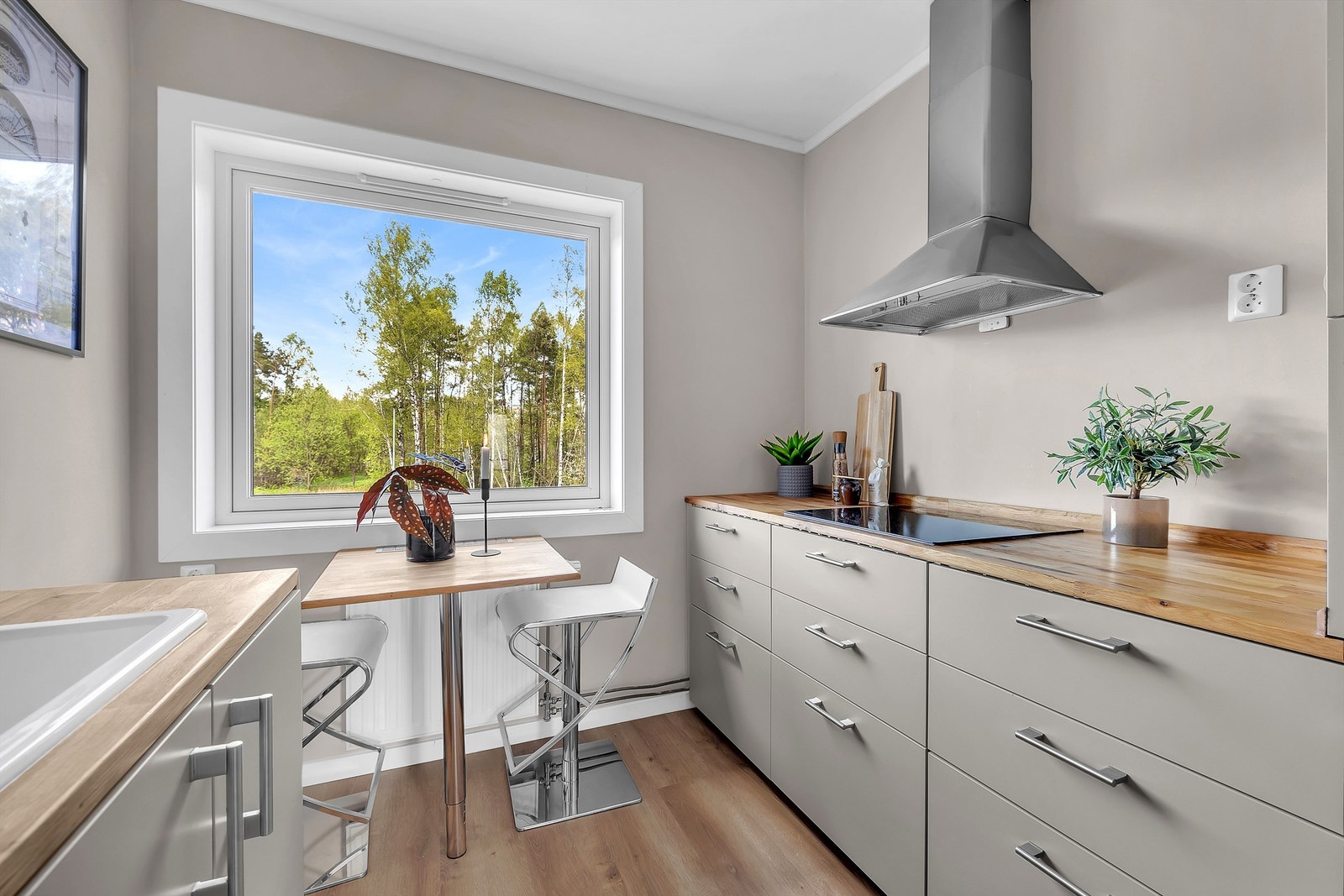 Leiligheten har et lekkert kjøkken fra Ikea med integrerte hvitevarer. Galleribilde