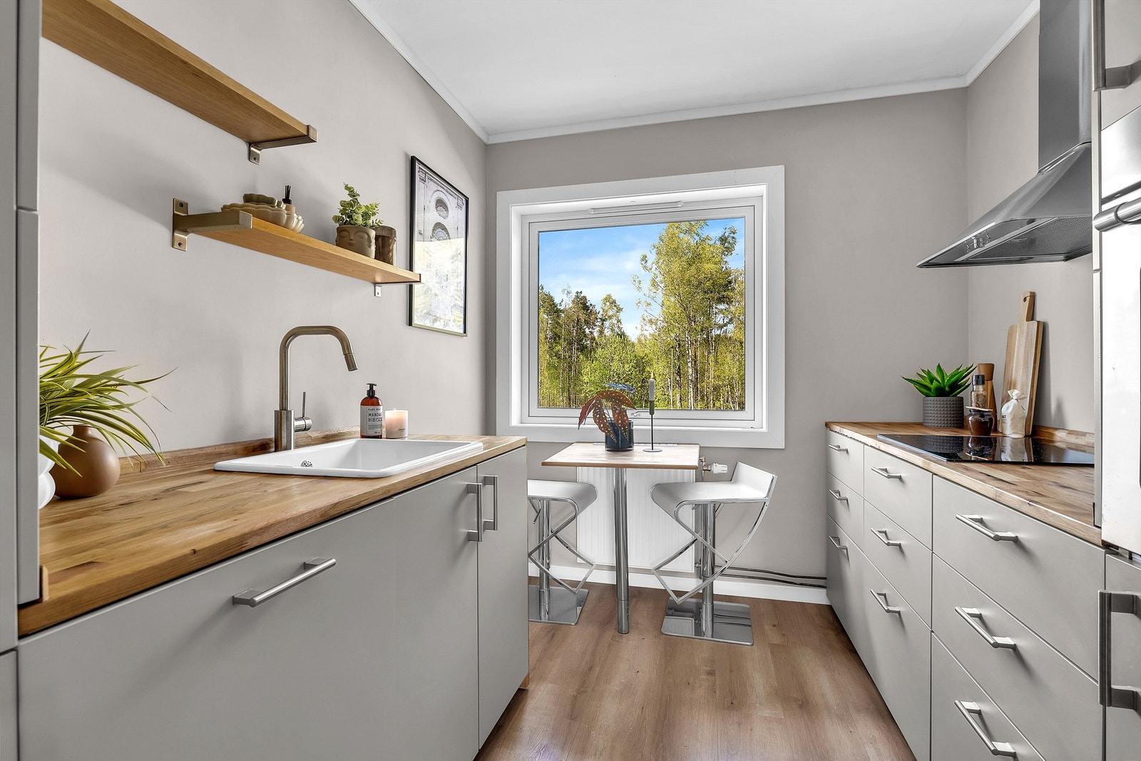 Her er det godt med skap- og benkeplass. Praktisk barløsning er plassert ved vinduet. Galleribilde