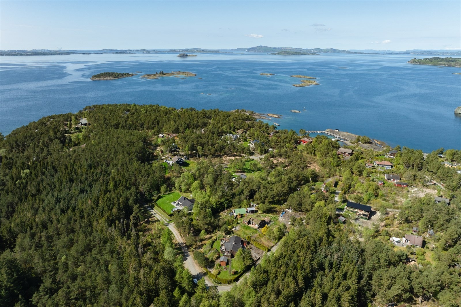 Fra Stavanger sentrum er det omtrent én time med bil via Ryfast, eller du kan ta den korte og naturskjønne båtturen over fjorden. Galleribilde