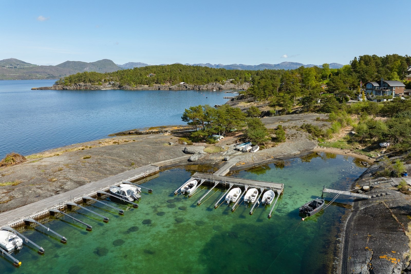 Området byr på både fine bademuligheter og gode muligheter for fisking. Galleribilde