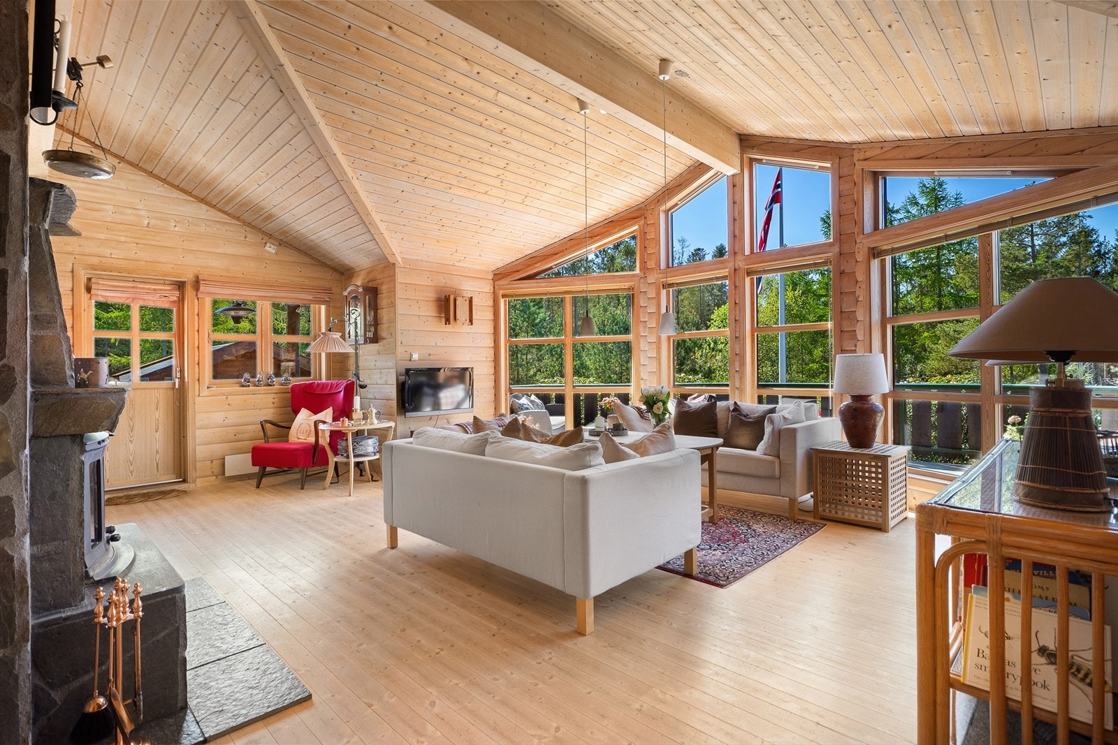 Hytten selges med en del møbler og inventar, se salgsoppgave under diverse eller knfr megler. Galleribilde