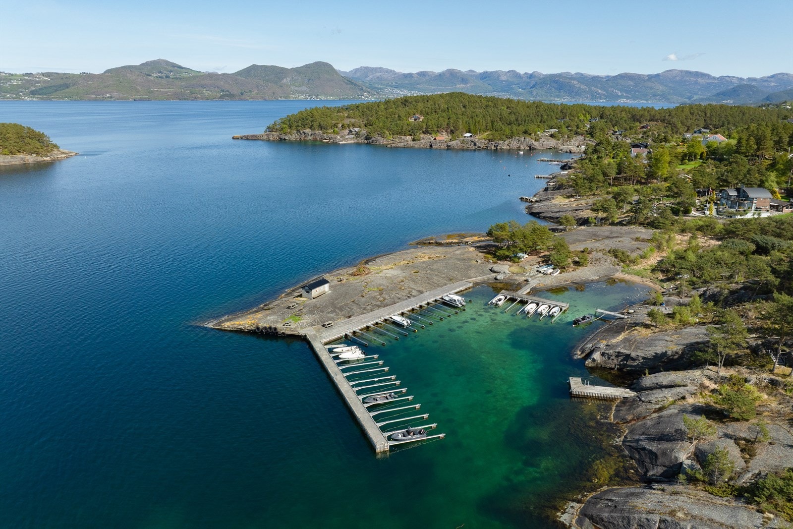 Det er felles bryggeanlegg i kort gangavstand hvor hytten har båtplass. Galleribilde