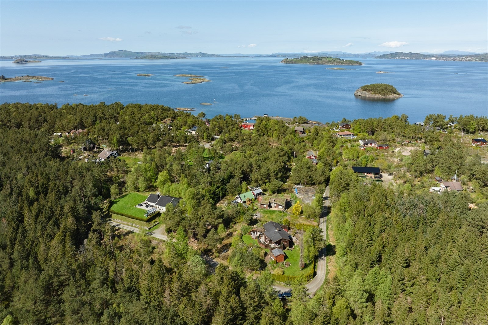 Det er ca. 20-25 minutters kjøring til Jørpeland hvor du finner butikker, kaféer, kino og et eldorado av flere flotte turområder. Galleribilde