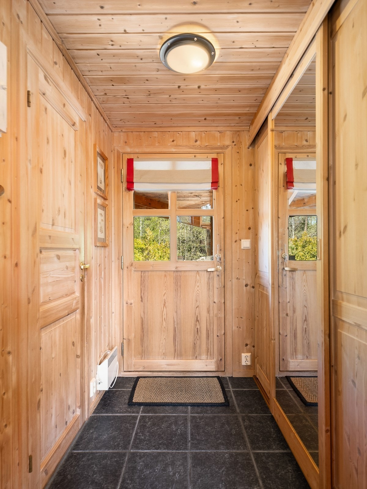 Praktisk entré med god plass til å henge fra seg yttertøy og sko i skyvedørsgarderobe. Galleribilde