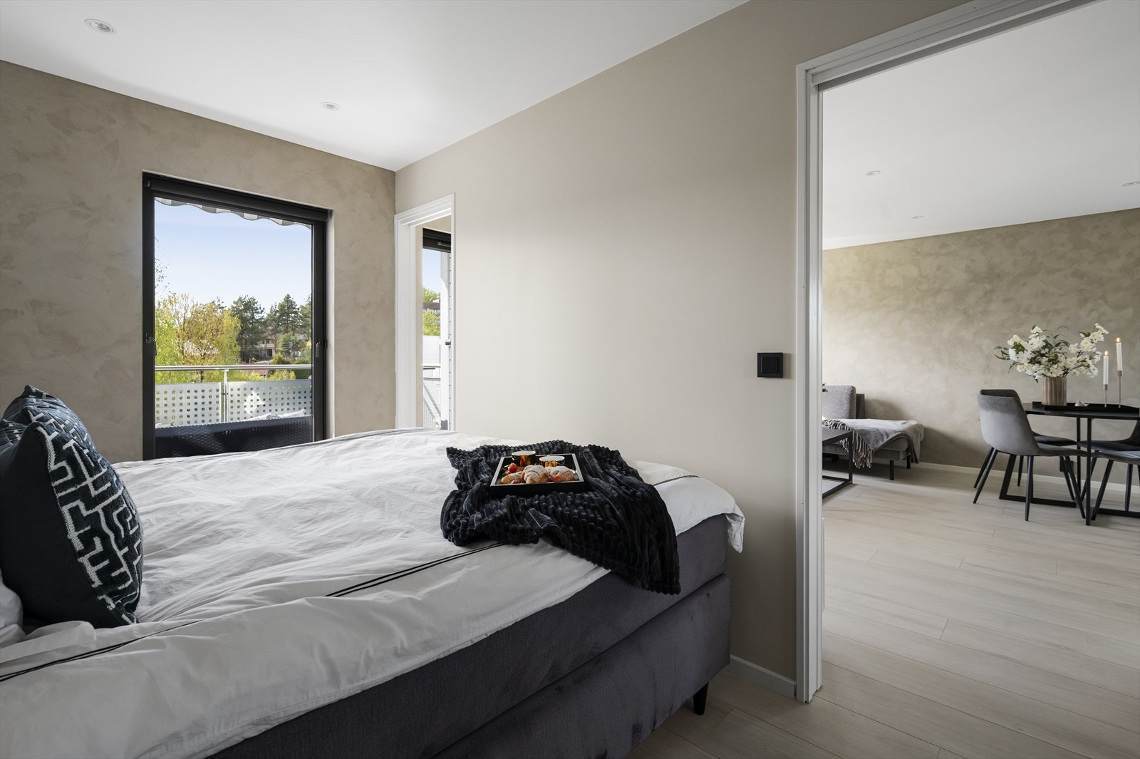 Lyst og romslig soverom med såkalt "laila-løsning" - adkomst via to skyvedører fra stuen. Galleribilde