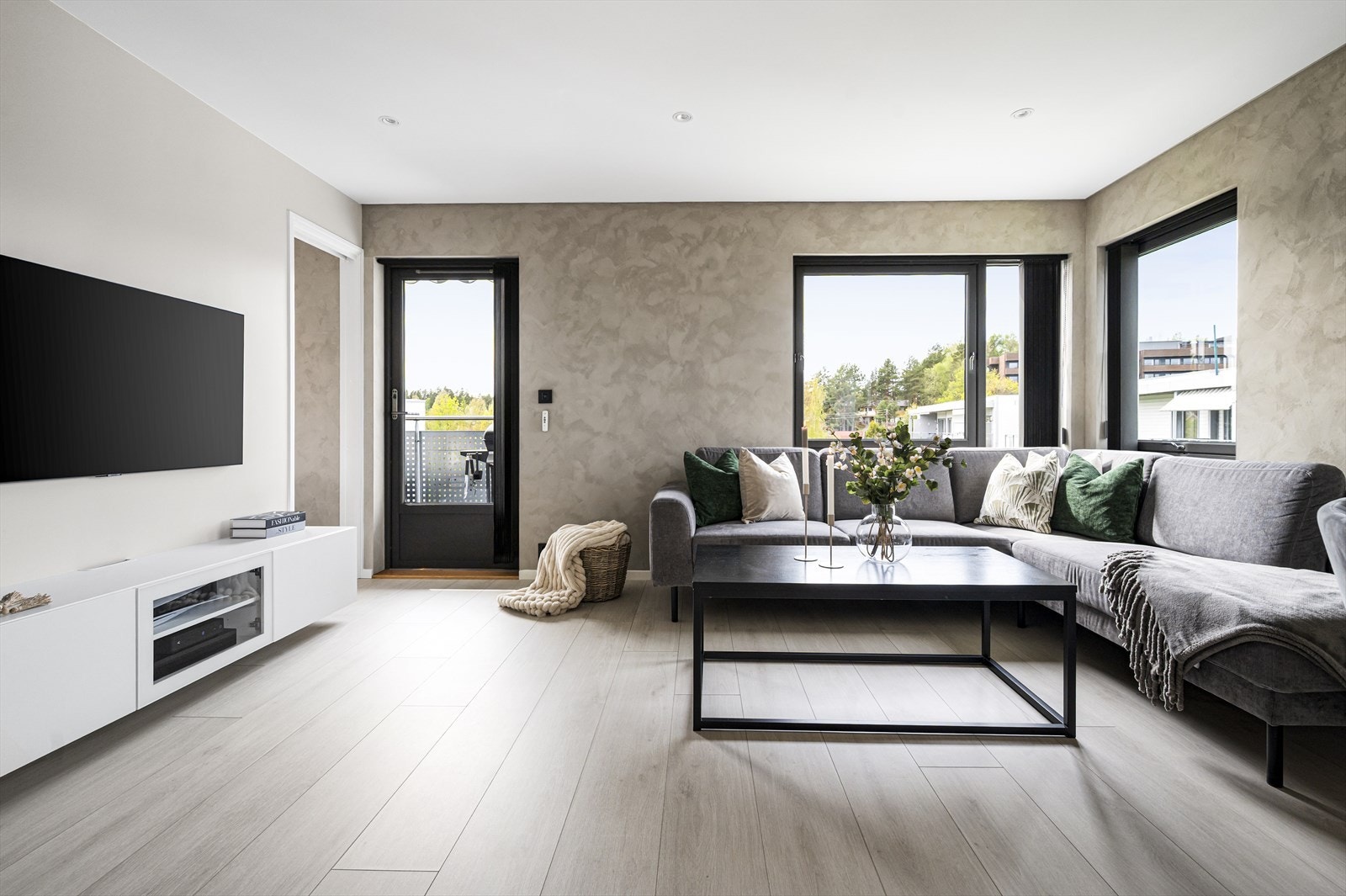 Lys og moderne stue med vindusflater fra to retninger, som gir rommet en luftig og romslig følelse. Galleribilde