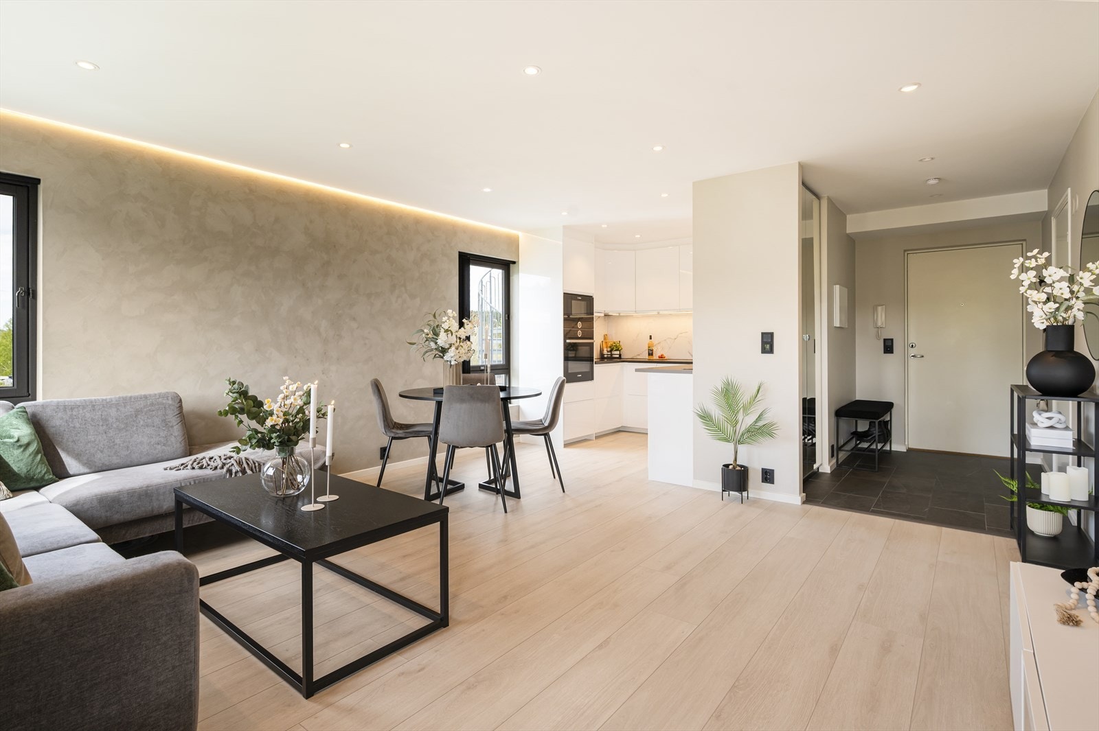 Naturlig plass til både sofagruppe og spisebord. Galleribilde