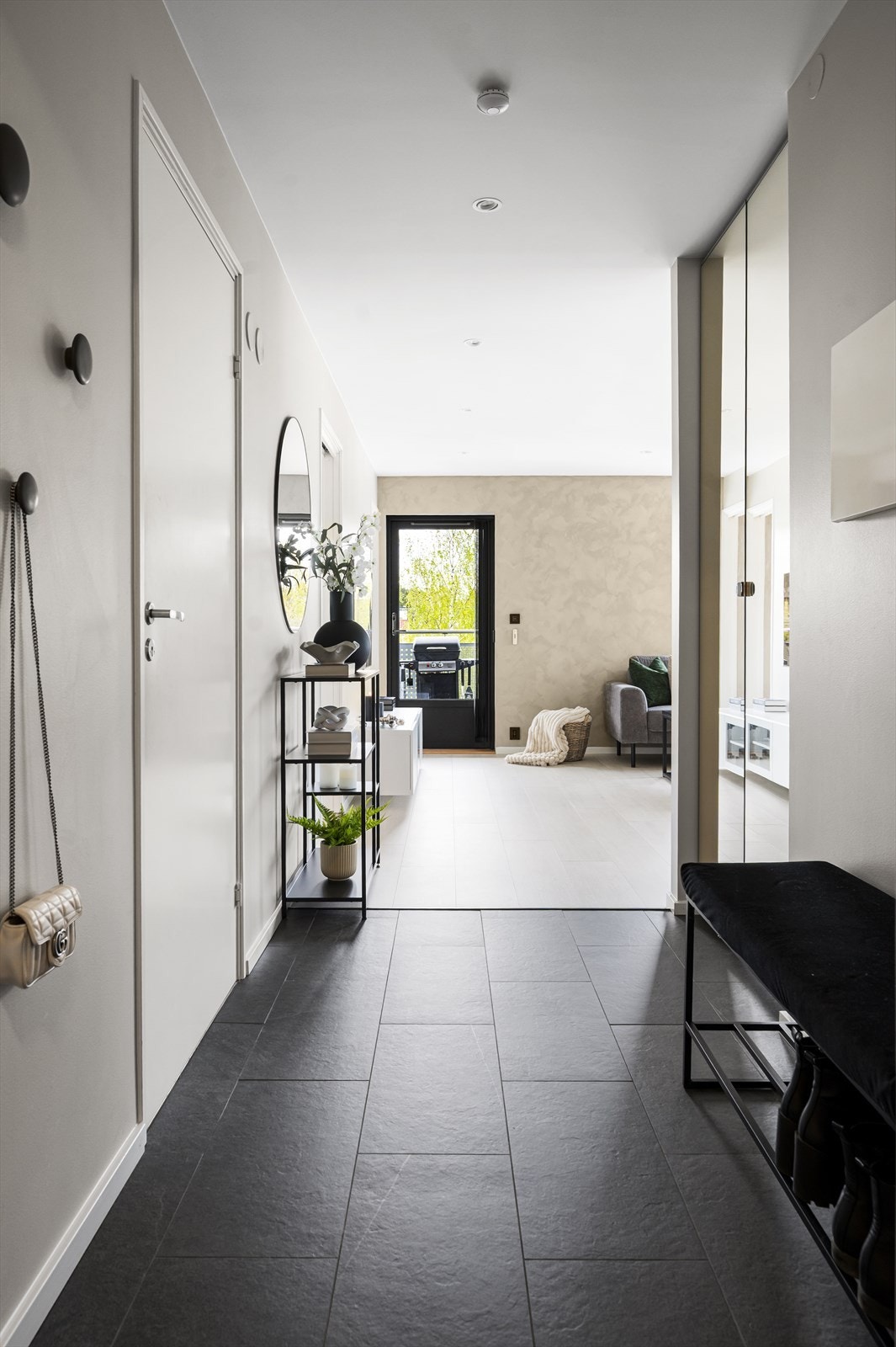 Innbydende entré med flislagt gulv og elektrisk gulvvarme. Galleribilde