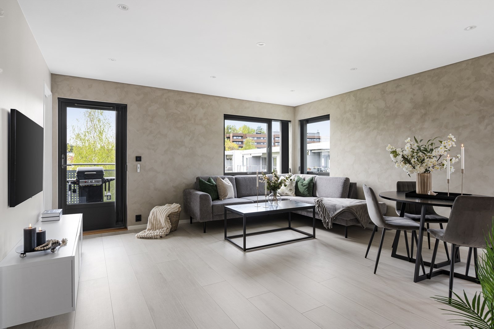 Siden dette er en hjørneleilighet, er den ekstra lys, med en gjennomgående god standard med flere oppgraderinger i nyere tid. Galleribilde