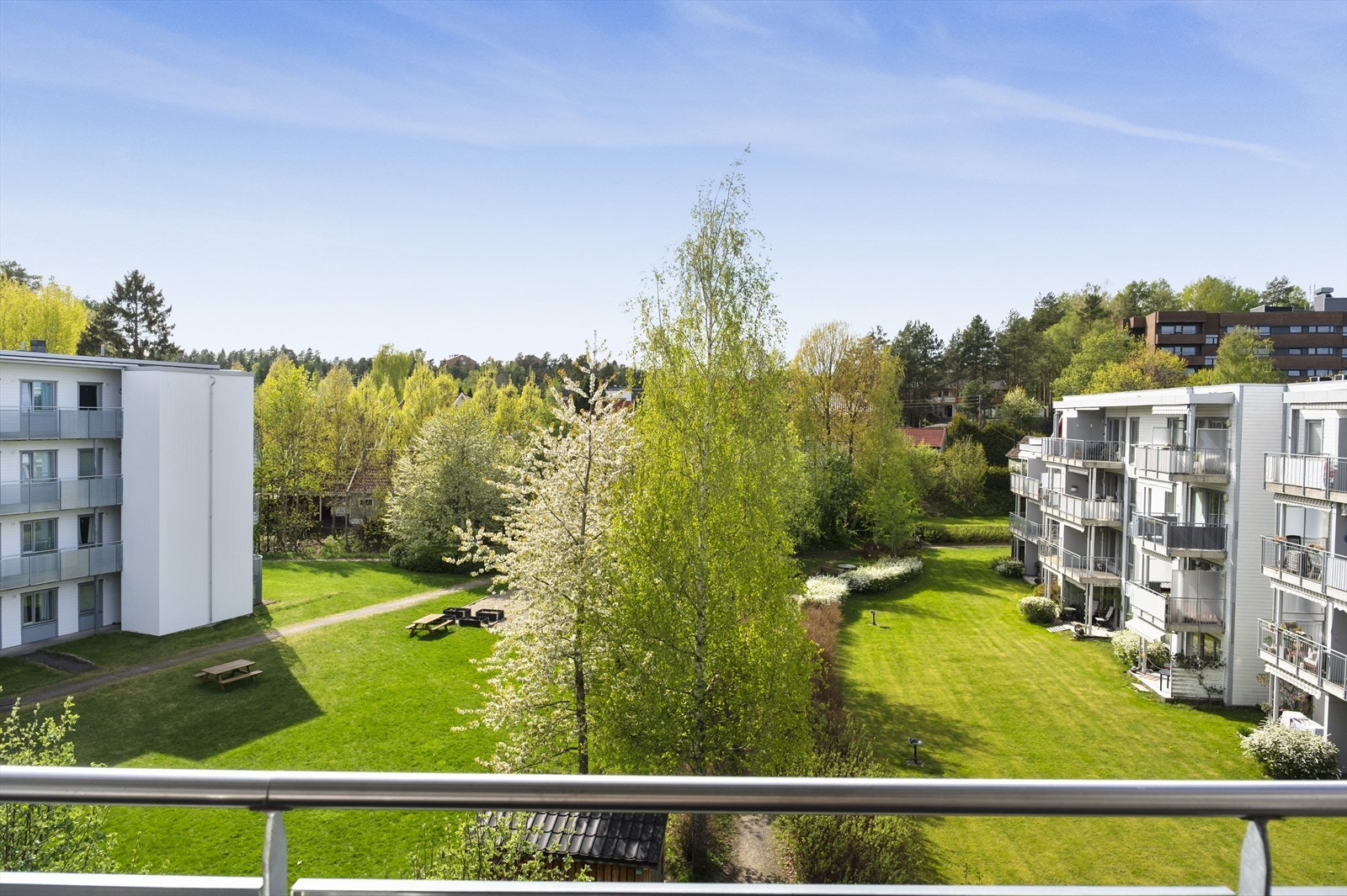 Vestvendt balkong på ca. 6 m² med et åpent og trivelig utsyn mot grønne fellesarealer. Galleribilde