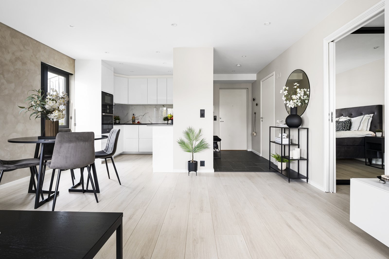 Slitesterkt laminatgulv med varmefolie sørger for god komfort. Galleribilde