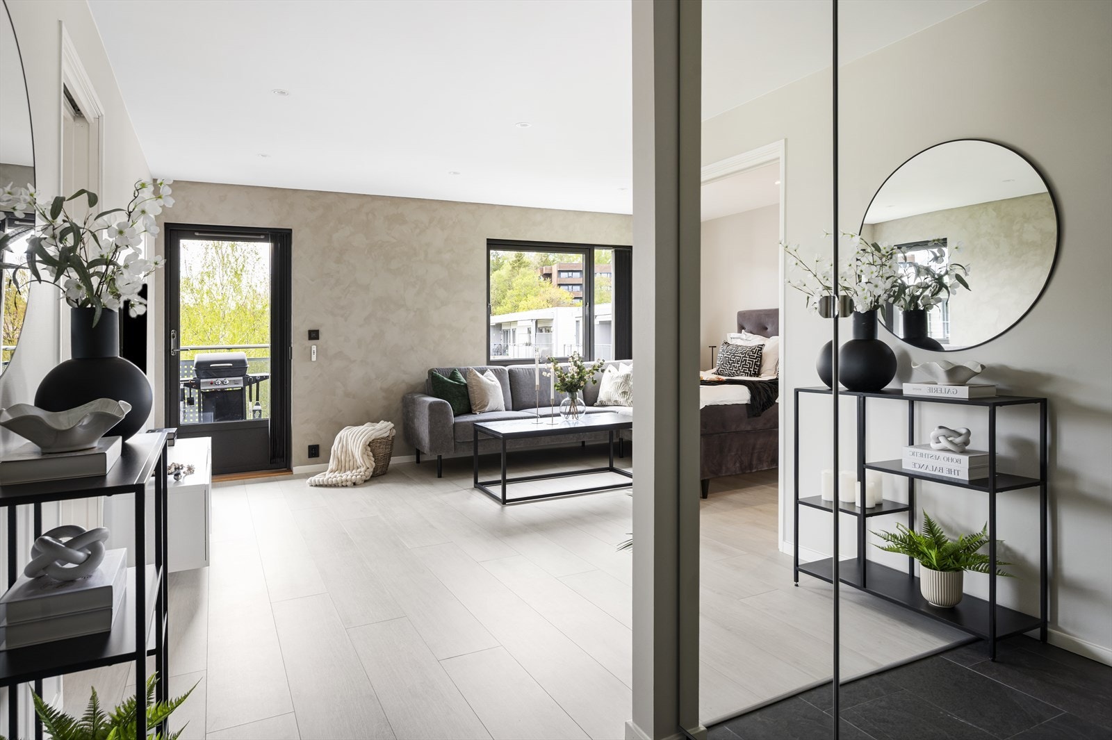 En vegg i stuen er malt i nøytral farge, og kombinert med to vegger i kalkmaling som tilfører karakter. Galleribilde