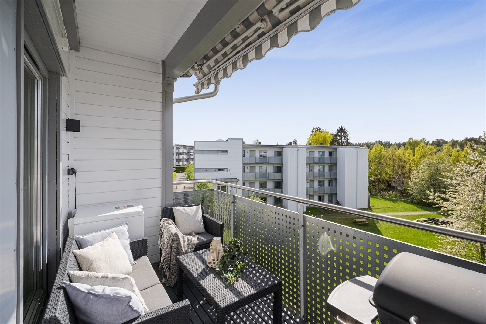 Balkongen er tilrettelagt med belysning og EL-uttak, samt markise for solskjerming. Galleribilde