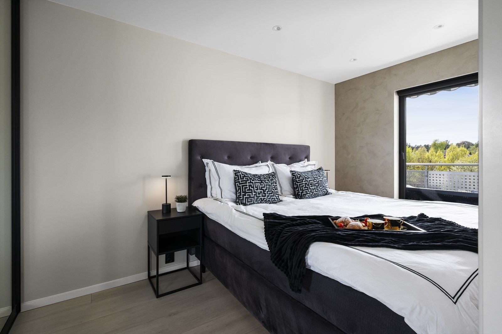 Stort vindu på soverommet gir pent naturlig sollys og gode luftemuligheter. Galleribilde