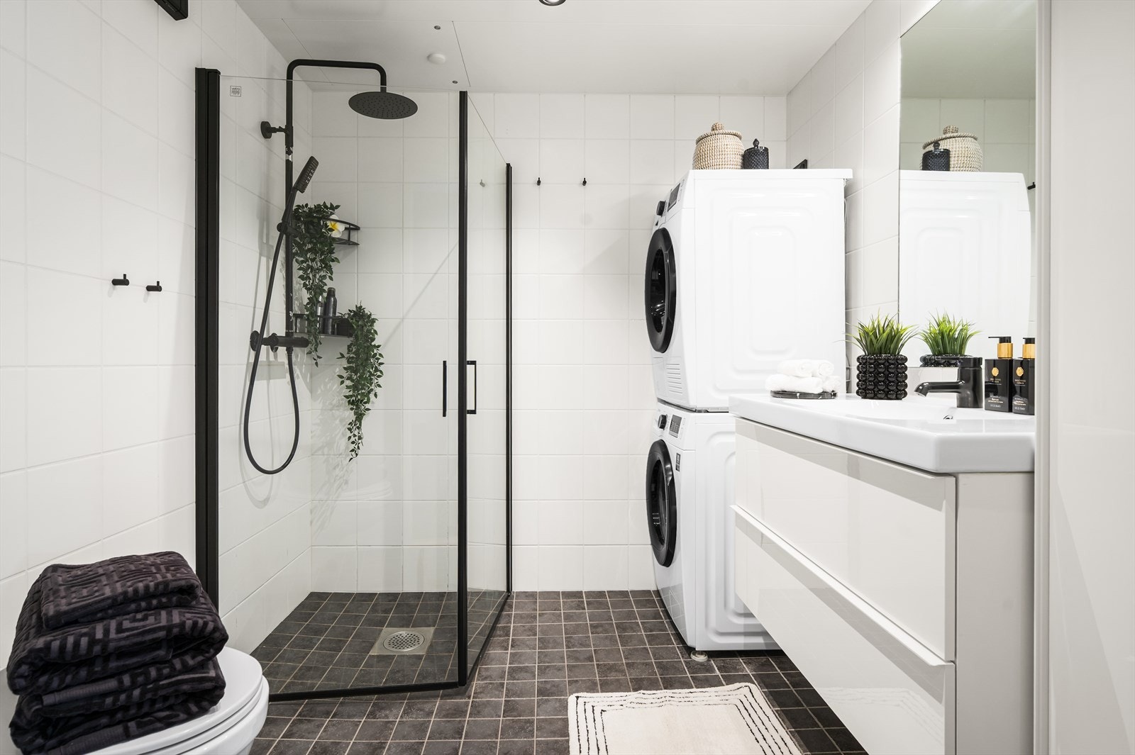 Flislagte vegger og gulv med elektrisk gulvvarme gir et lunt og komfortabelt innemiljø. Galleribilde