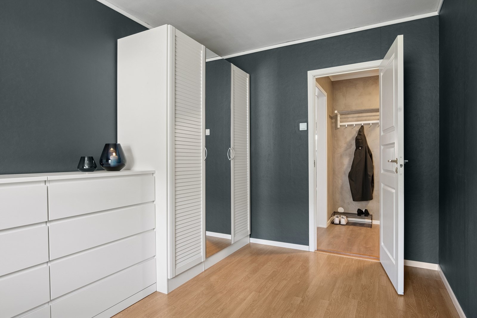 Dette rommet ligger innenfor gangen. Hovedsoverommet kommer man til via stuen Galleribilde