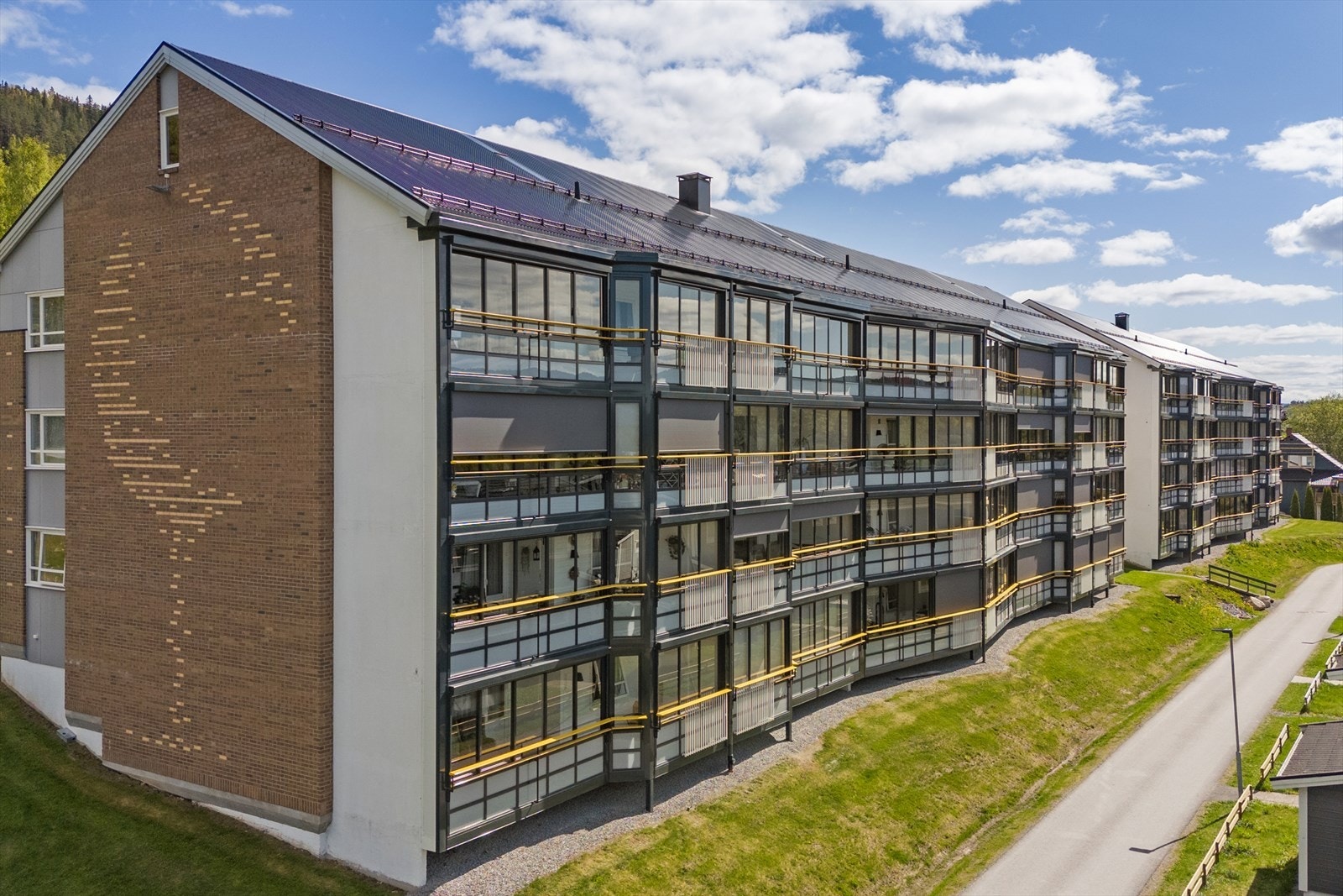 Fasaden har et moderne utseende etter utvidelse og innglassing av balkongene i 2021 Galleribilde