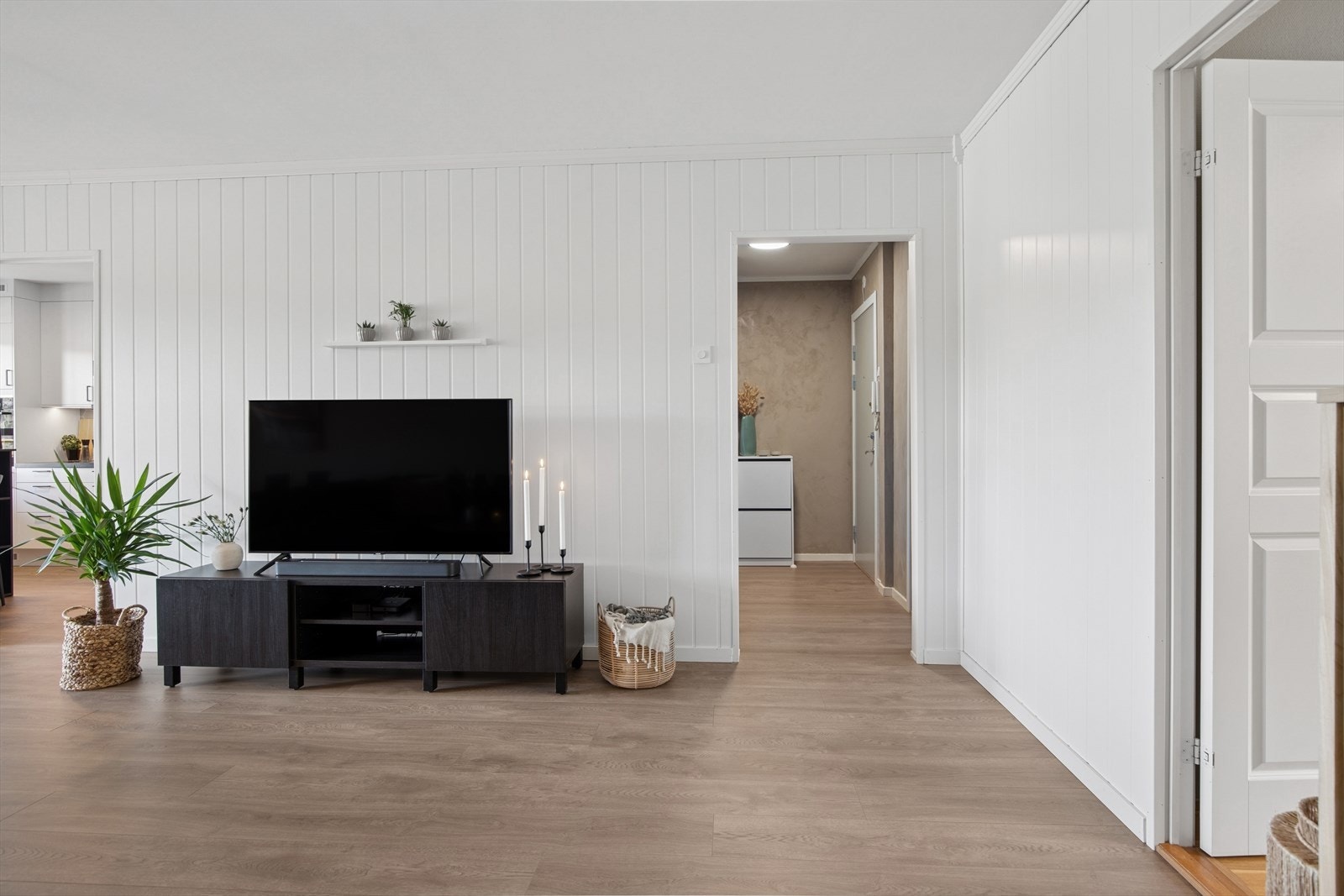 Det er lagt nytt og gjennomgående gulv i stuen, gangen og på kjøkkenet i 2023 Galleribilde