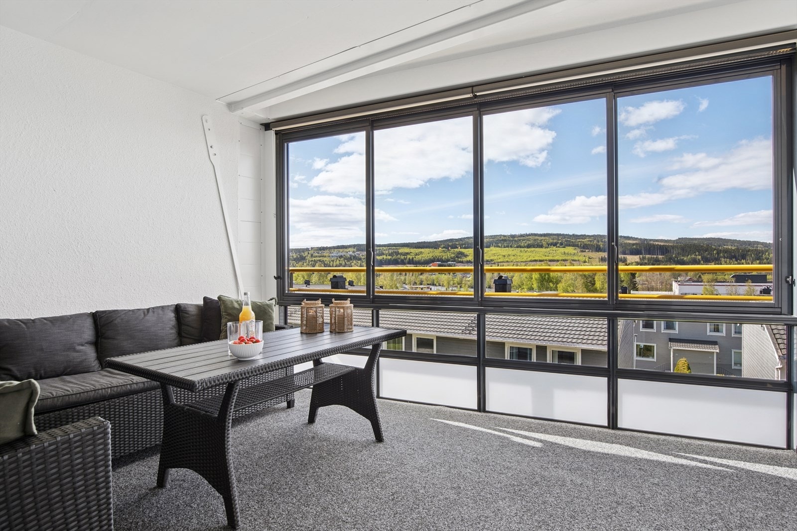 Stuebalkongen er innglasset og kan med det tas i bruk fra tidlig vår til sen høst. Her er det gode solforhold Galleribilde