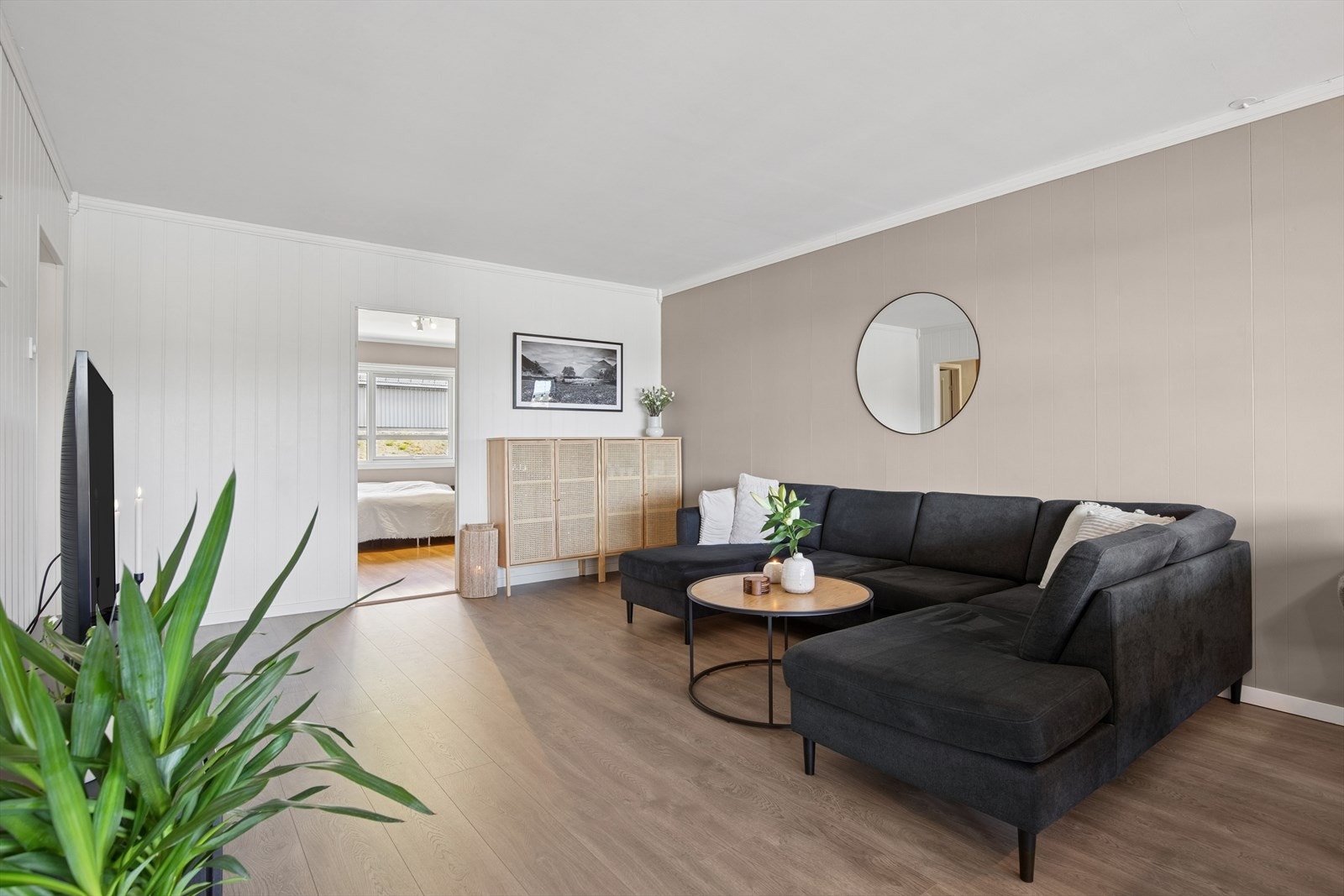 Det er gode møbleringsmuligheter med plass til både sofa og spisegruppe Galleribilde