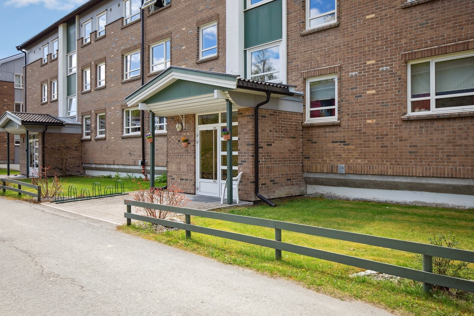 Felles inngangsparti med porttelefon og postkasser Galleribilde