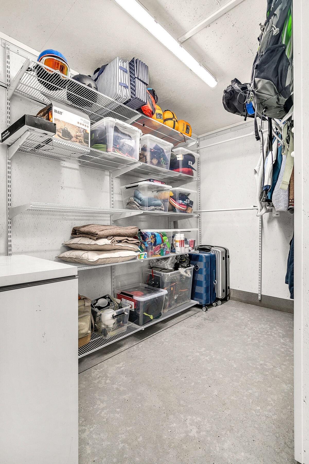 Praktisk bod i bakkant av garasjen. Galleribilde