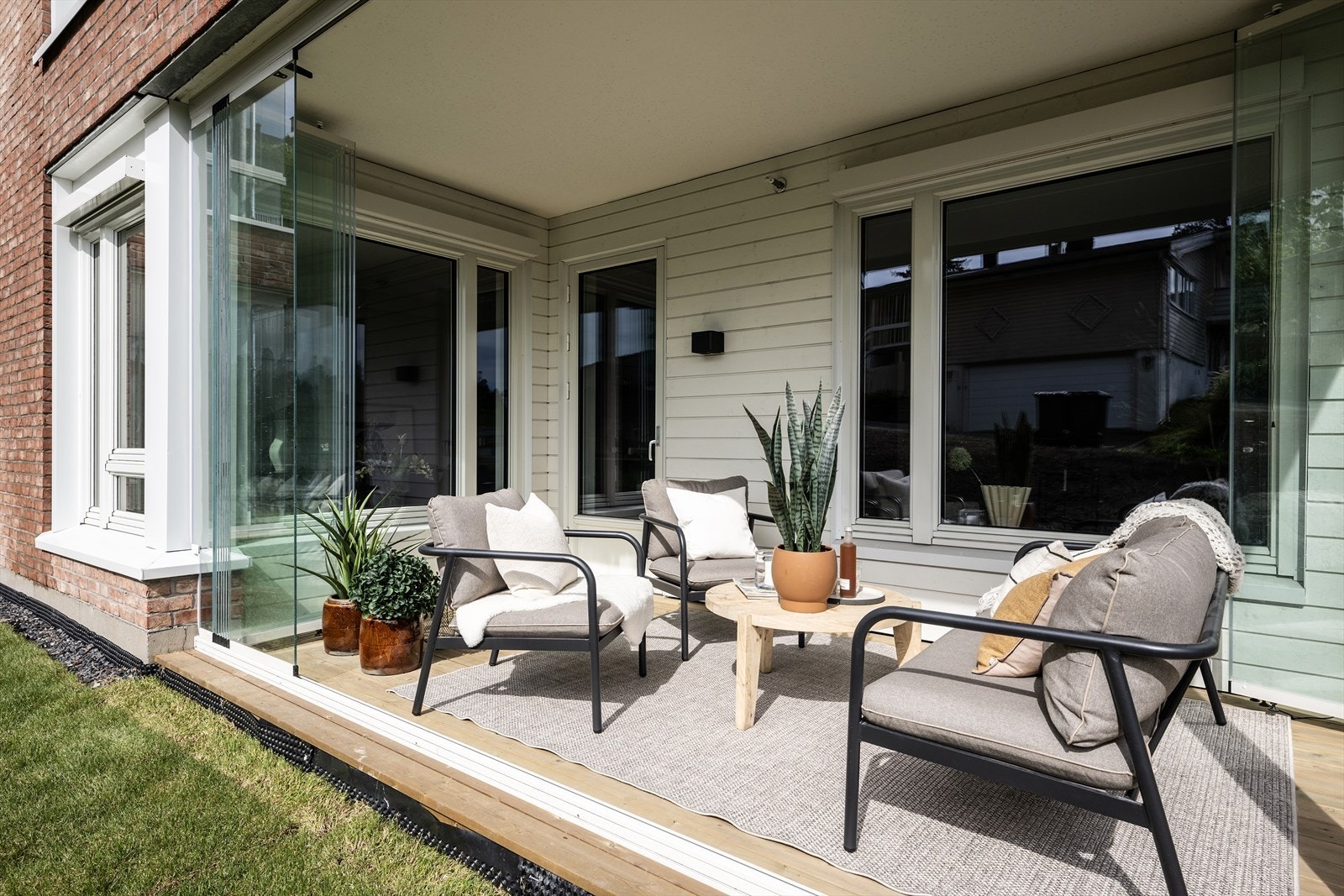 Det er god plass til utemøblement og beplantning Galleribilde