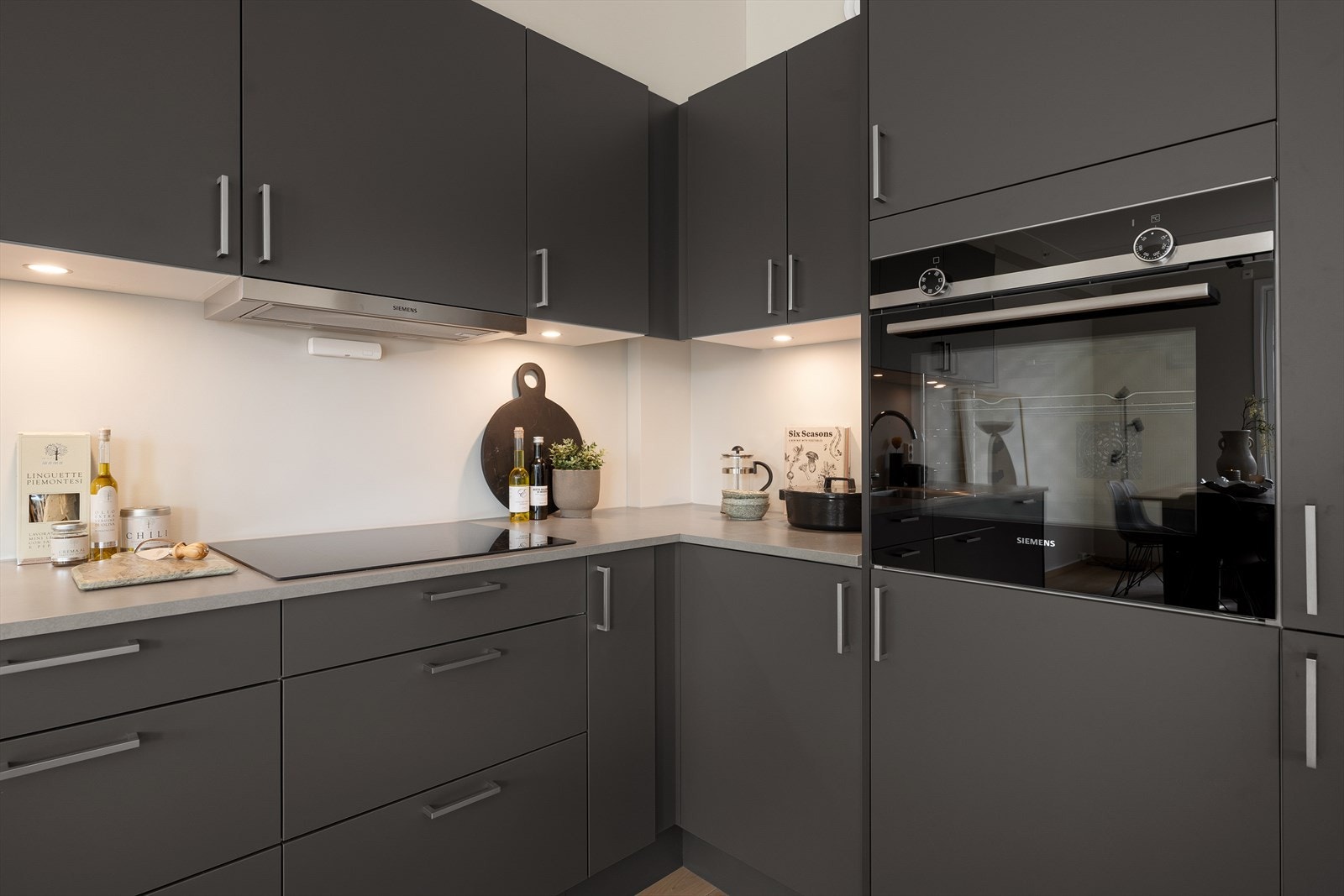 Leiligheten har et moderne farge- og materialvalg Galleribilde