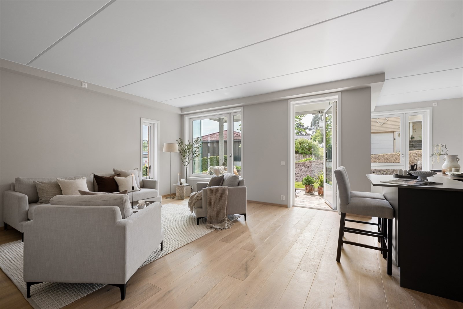 De store vindusflatene slipper inn rikelig med naturlig lys Galleribilde