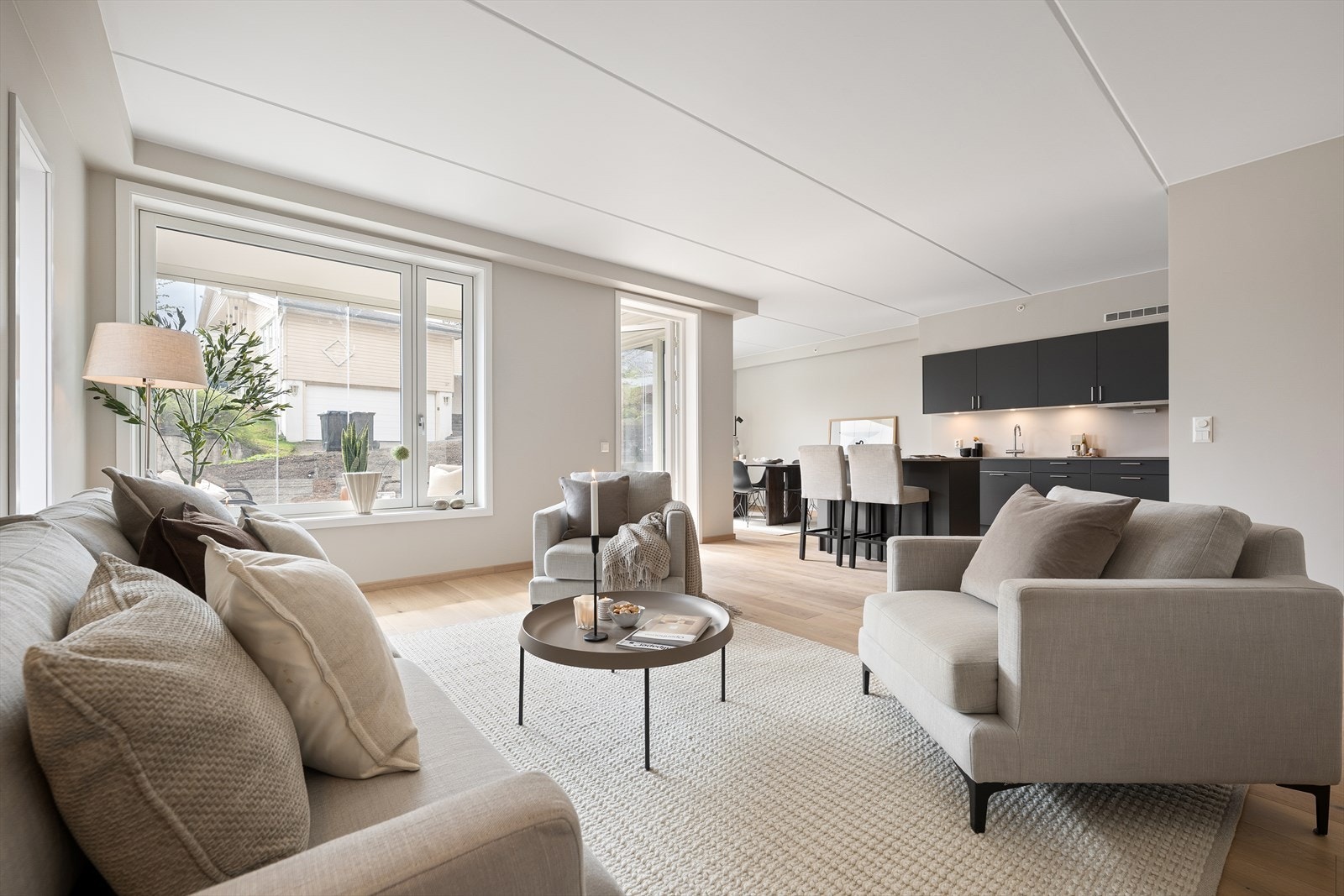 Stort sosialt oppholdsrom med en flott L-formet utforming som danner gode naturlige soner Galleribilde