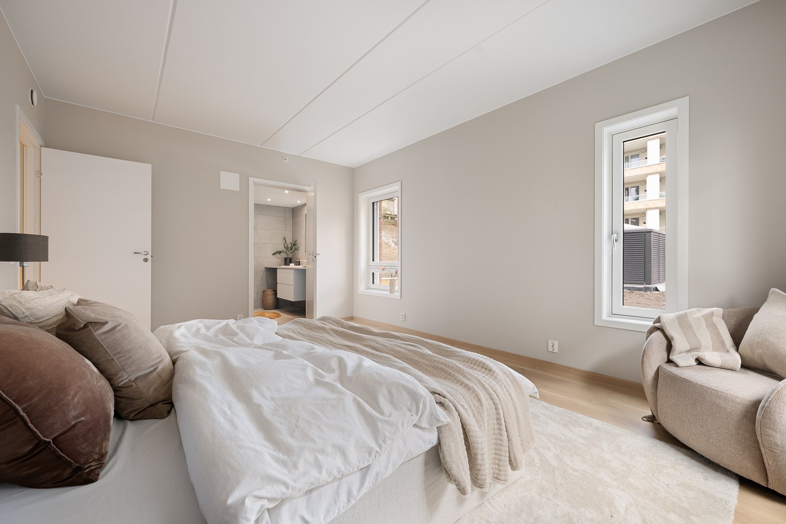 Fra hovedsoverommet er det adkomst til et delikat flislagt bad en-suite Galleribilde