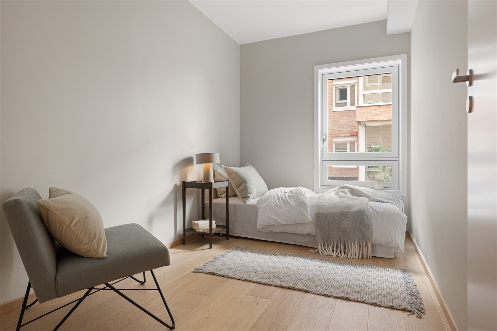 Soverom 2 og 3 er også av god størrelse, hvor du får plass til seng, nattbord og garderobe Galleribilde