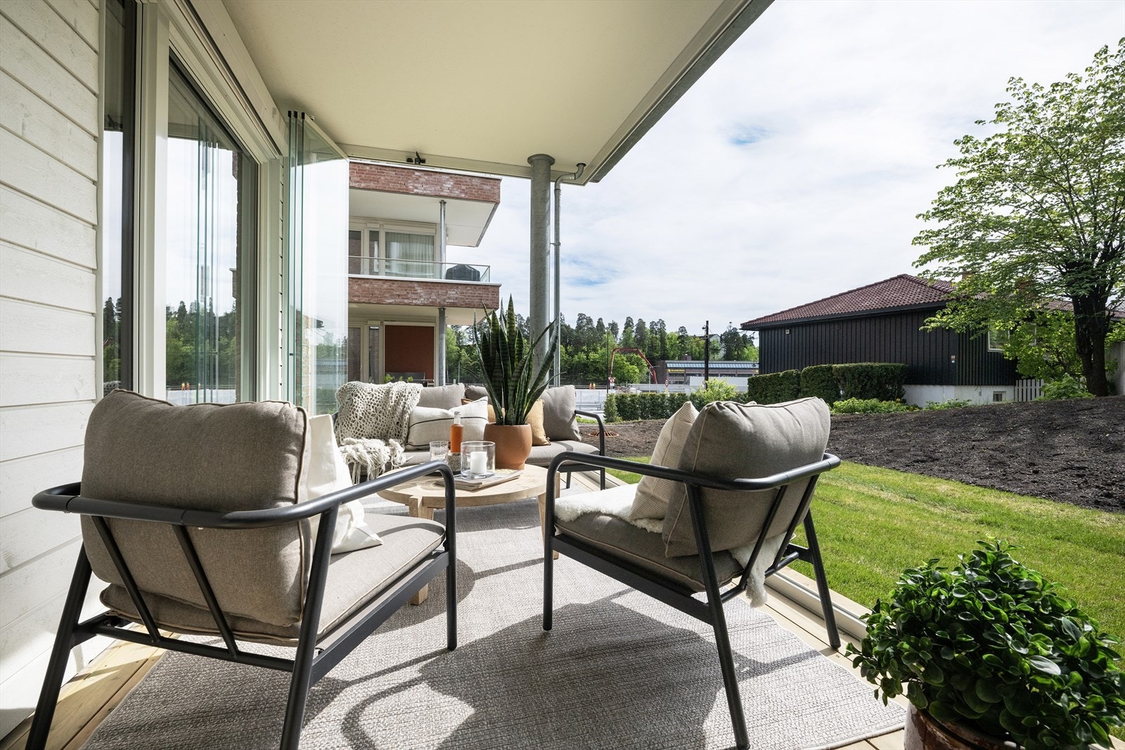 Solrik innglasset syd-vestevent balkong på 11 m² Galleribilde