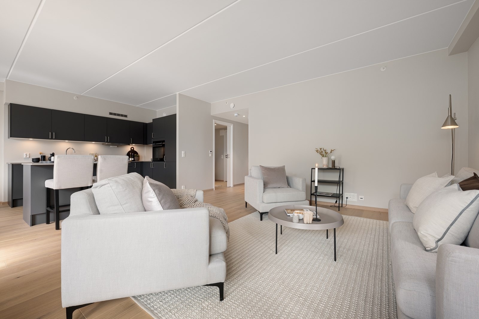 Leiligheten har en pen kjøkkeninnredning med slette fronter fra Sigdal Galleribilde